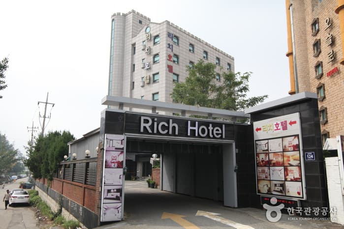 Rich Hotel
